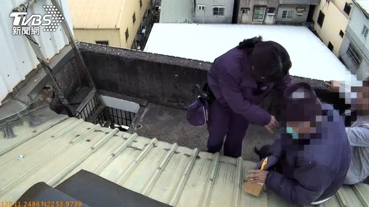 高雄阿公失智了仍心繫家人「爬頂樓」修家　警機警救人