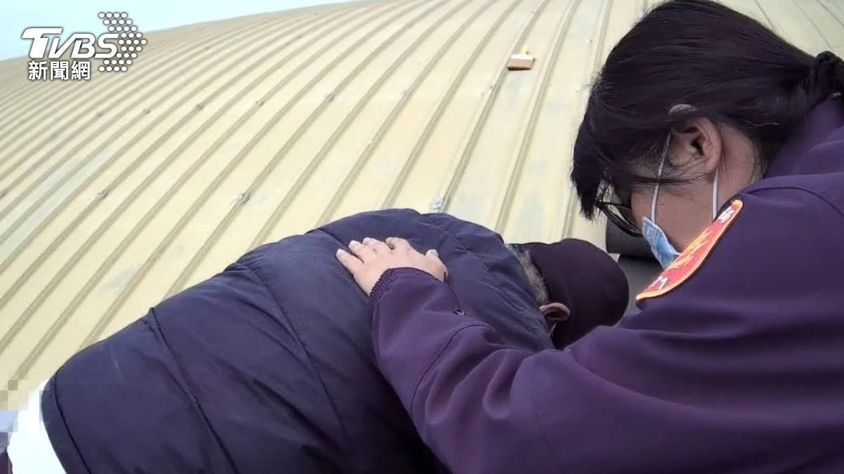阿公爬四樓鐵皮屋頂施工。(圖/TVBS)