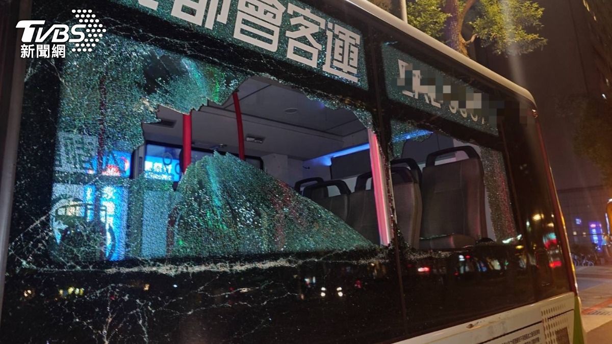 公車玻璃碎裂所幸乘客皆無受傷。（圖／TBVS）