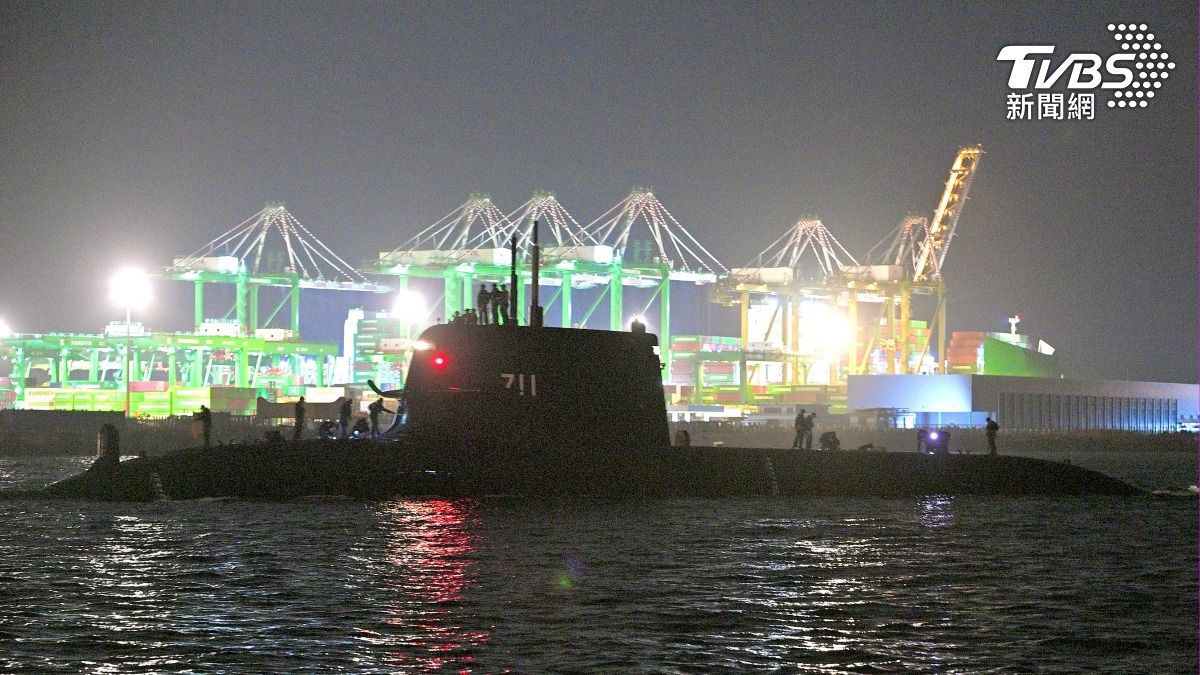 國造潛艦「海鯤號」29日完成首次深度50公尺淺水潛航測試。(圖/胡瑞麒攝)