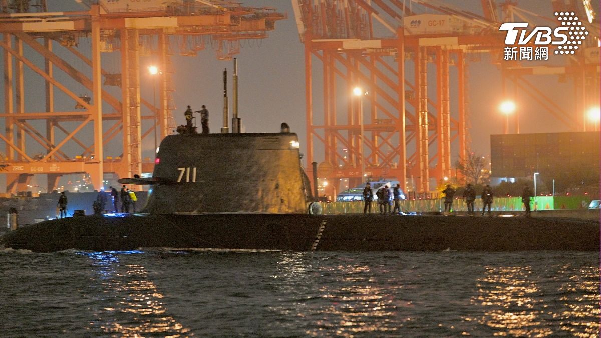 國造潛艦「海鯤號」29日完成首次深度50公尺淺水潛航測試。(圖/胡瑞麒攝)