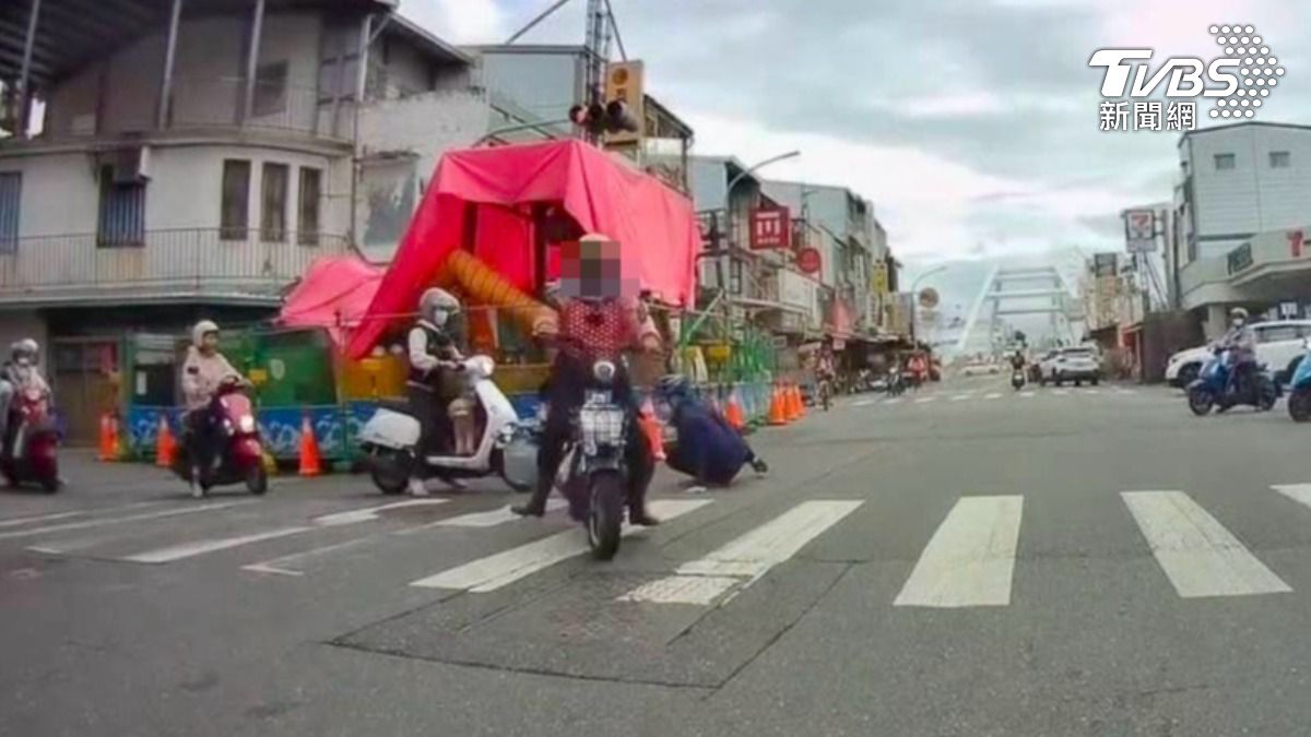 台東這路段「瑪利歐賽道」 女騎士闖紅燈撞飛人還落跑