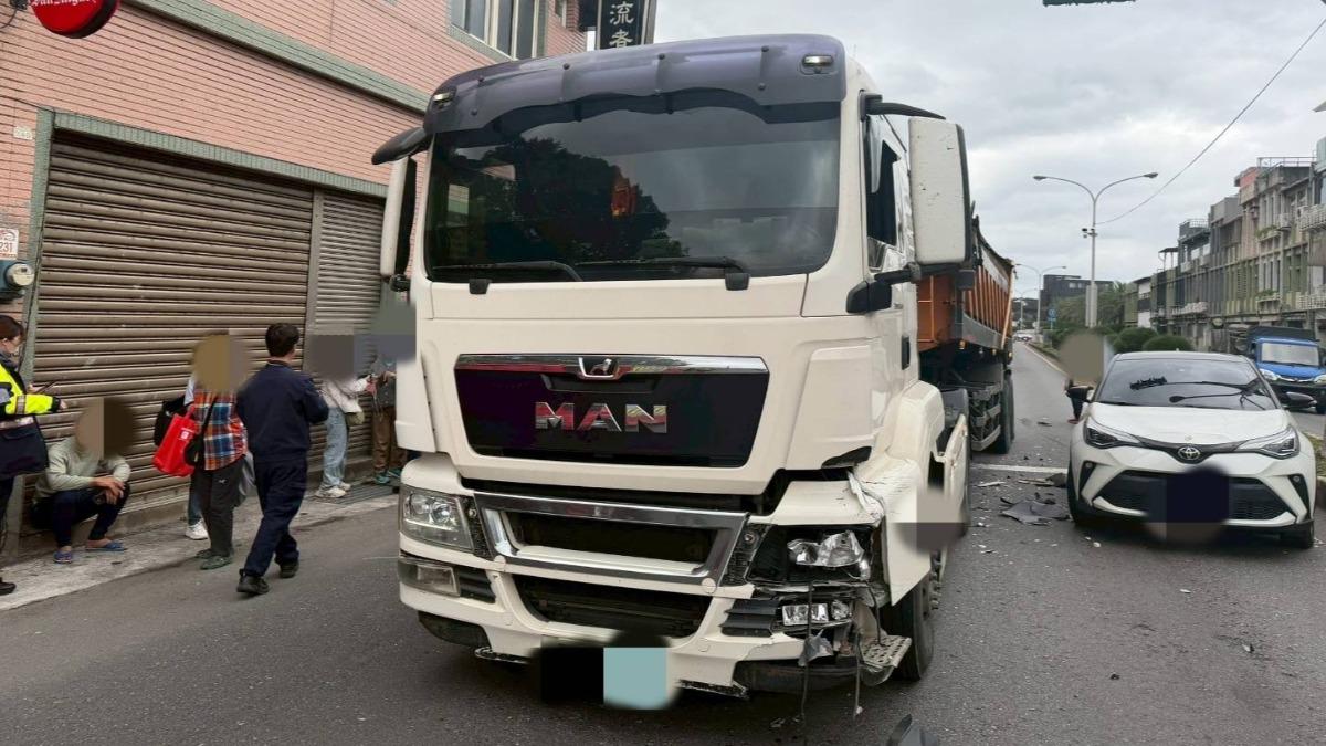 【頭城濱海路曳引車撞停等紅燈車】2乘客頭暈送醫無大礙。（圖／礁溪分局）