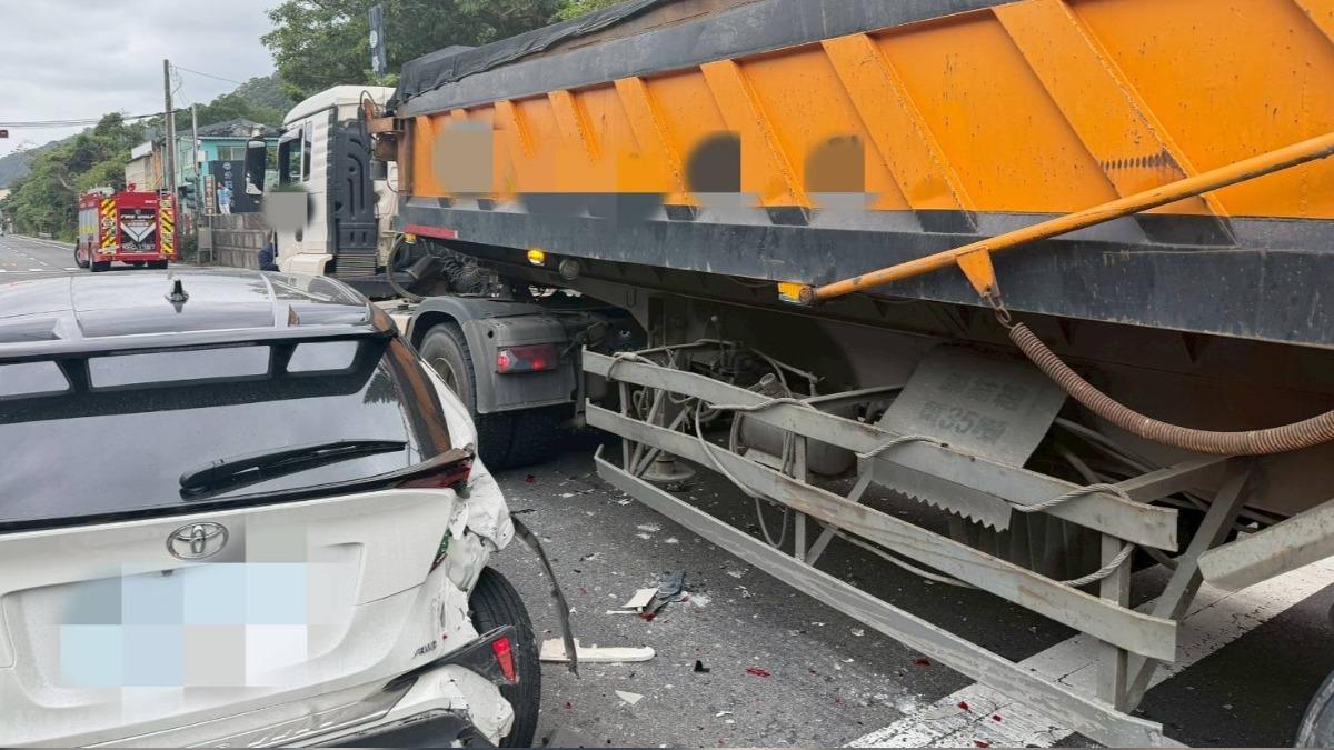 曳引車衝出兩車道間擦撞前車 頭城路口一度交通打結。(圖/礁溪分局)