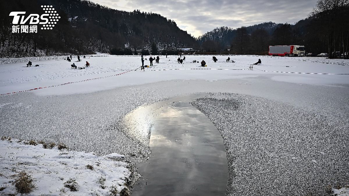 斯洛維尼亞冰雪王國和南韓華川冰釣節，都成了冬季觀光新亮點（圖／達志影像美聯社）