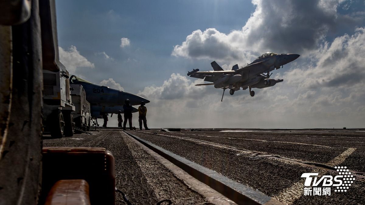 美軍林肯號航空母艦、另外9艘軍艦已部署中東,戰爭部長稱,就等川普一聲令下。(圖/達志影像美聯社)