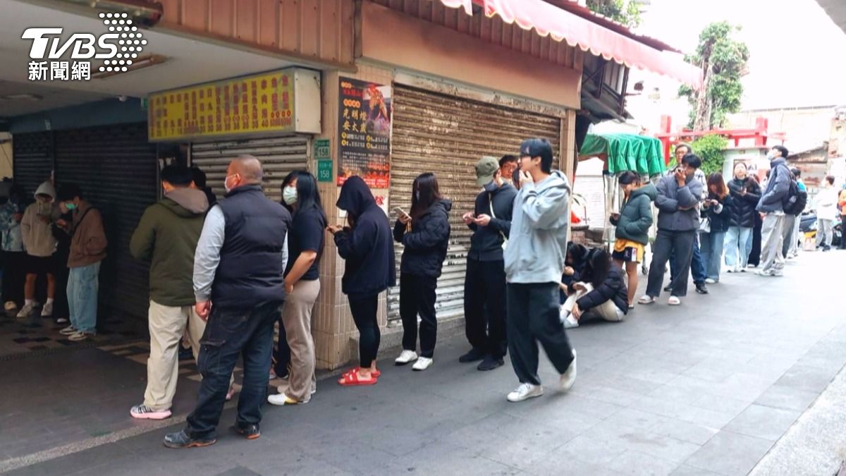台南最強草莓冰開賣，一大早6點多民眾穿著厚外套、羽絨服，在店家門口大排長龍。（圖／TVBS）