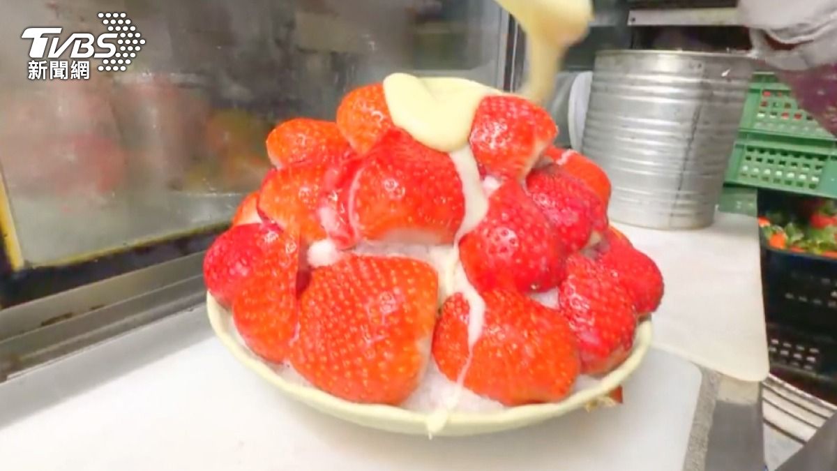 一大碗滿滿的草莓冰，店家維持跟去年一樣195元，不少民眾覺得很划算。（圖／TVBS