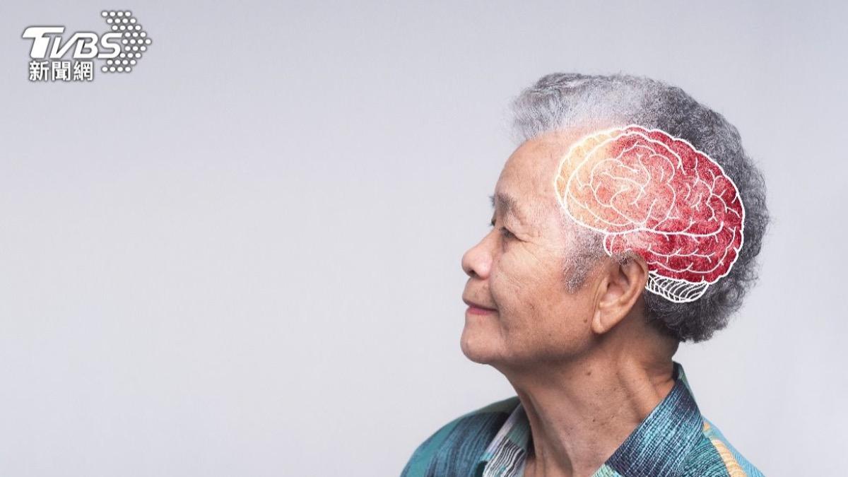 研究指出牙周病、肝臟疾病等恐增加失智風險。（示意圖、非當事者人／shutterstock達志影像）