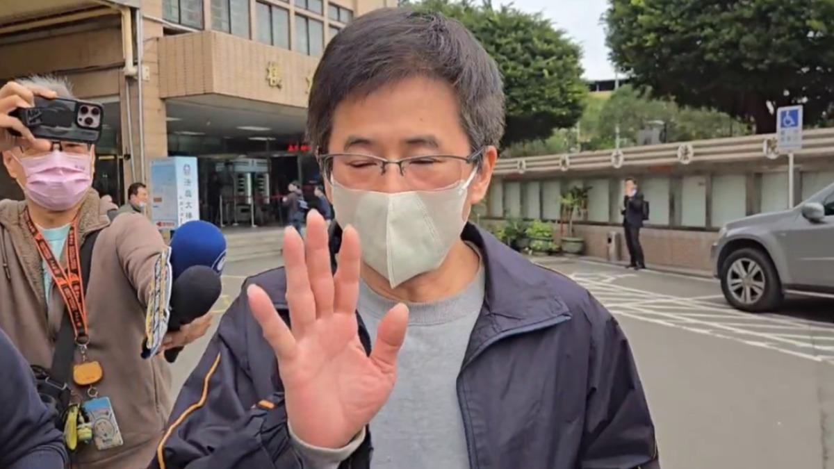 家寧爸全程不發一語,僅揮手示意。(圖/翻攝畫面)