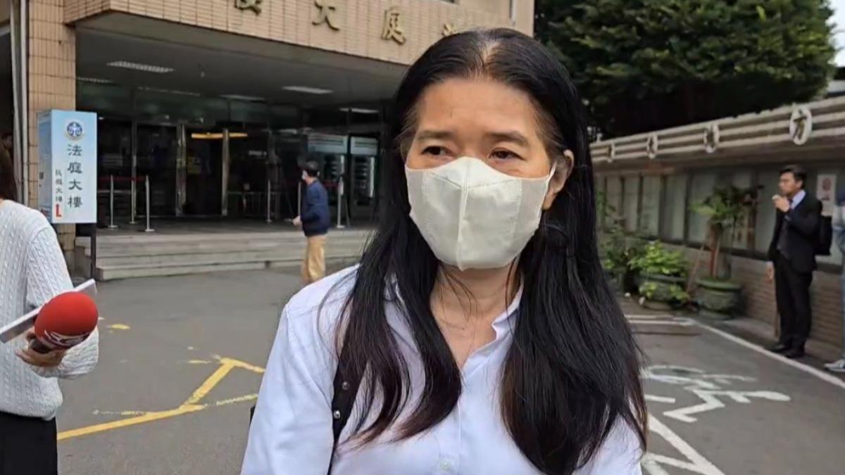 家寧的母親曾淑惠提醒媒體後方有車。(圖/翻攝畫面)