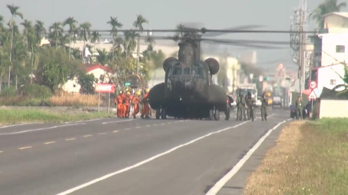 「高空滲透跳傘」演練！人車被擋「停等」直升機目擊全程。（圖／莊全成提供）
