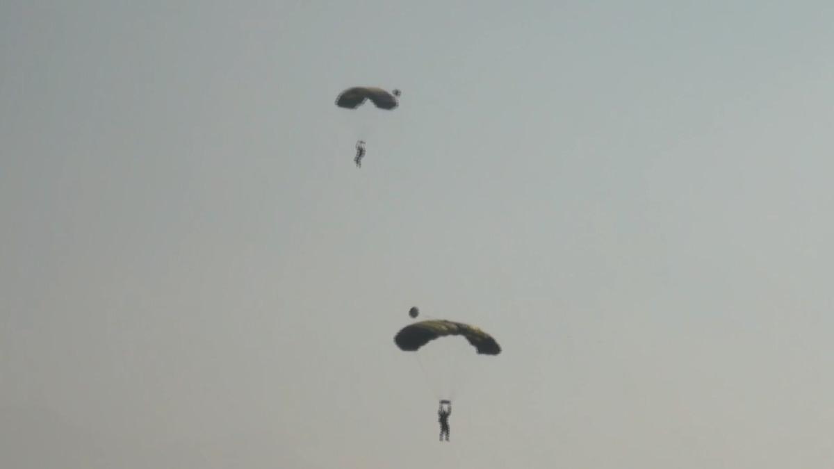 國軍空特部在屏東潮州進行高空滲透跳傘演練，許多民眾與傘兵家屬在現場觀看。（圖／莊全成提供）