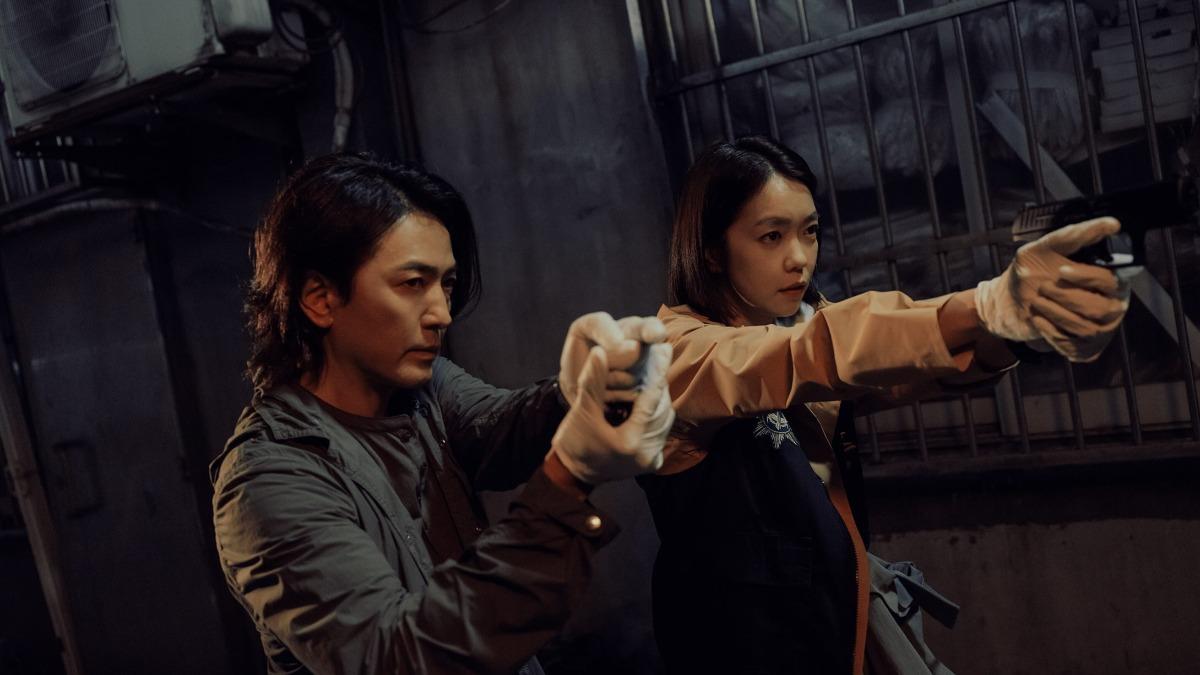 李霈瑜(右)與偶像鄭伊健聯手,共同偵破連環殺人案。(圖/Netflix提供)
