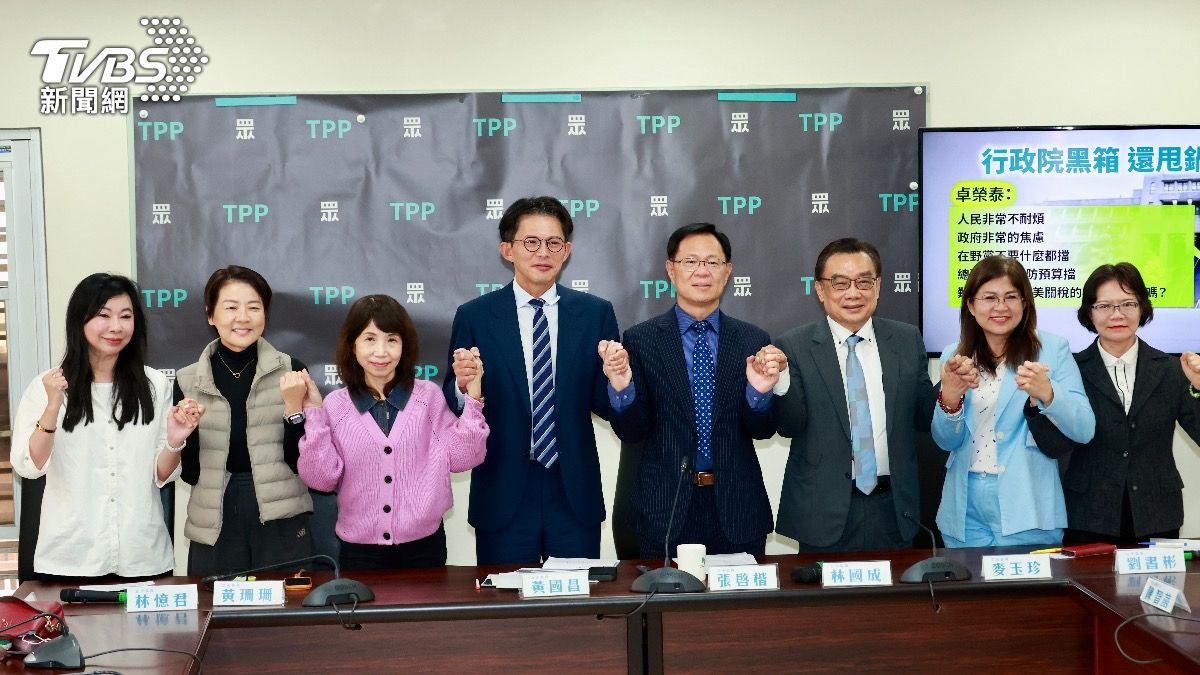 民眾黨6席立委今「畢業」,黃國昌親率立委同仁舉行記者會。(圖/潘建樺攝)