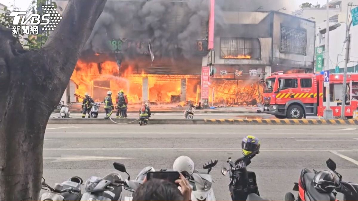 台中崇德路「7店面燒成火海」!濃煙狂竄 消防急封路灌救。(圖/TVBS)
