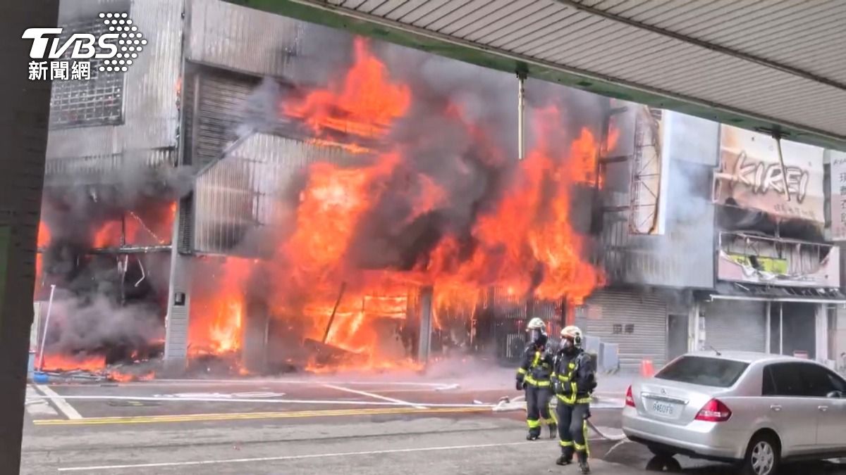 台中7店面陷火海!髮廊員工嚇哭逃出。(圖/TVBS)