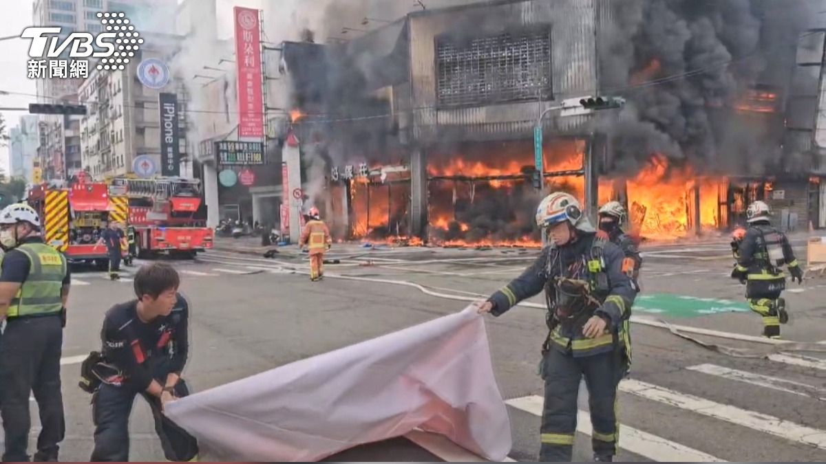 台中7店面陷火海!髮廊員工嚇哭逃出。(圖/TVBS)