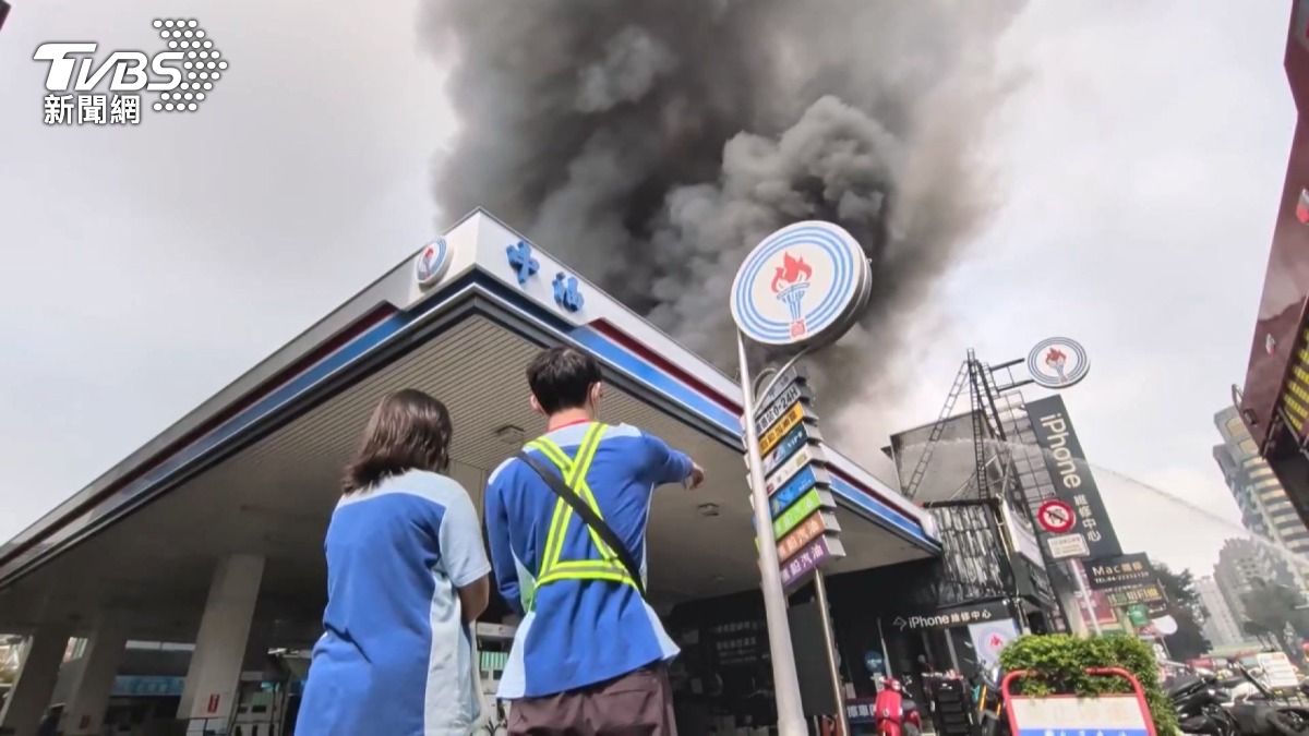 台中7店面陷火海!髮廊員工嚇哭逃出。(圖/TVBS)