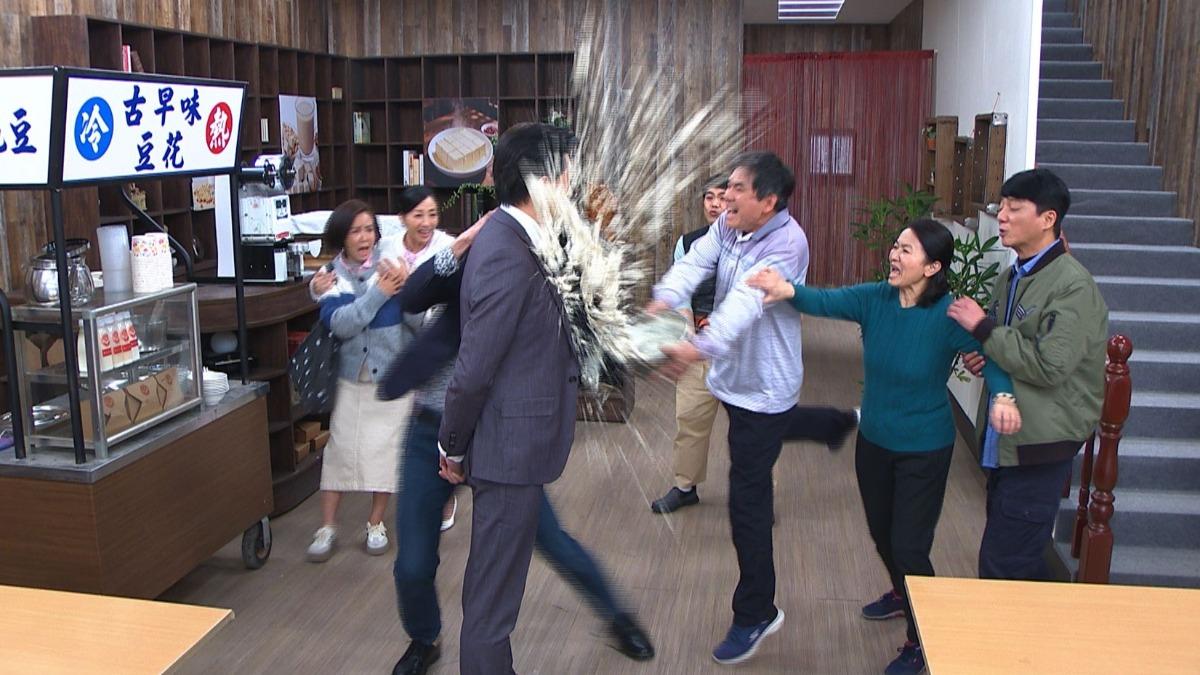 八點檔大型衝突現場！洪都拉斯氣炸「豆渣洗臉」　吳皓昇超狼狽
