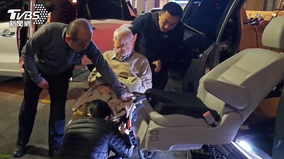 張忠謀座車椅子也有特殊設計,方便上下車。(圖/TVBS)