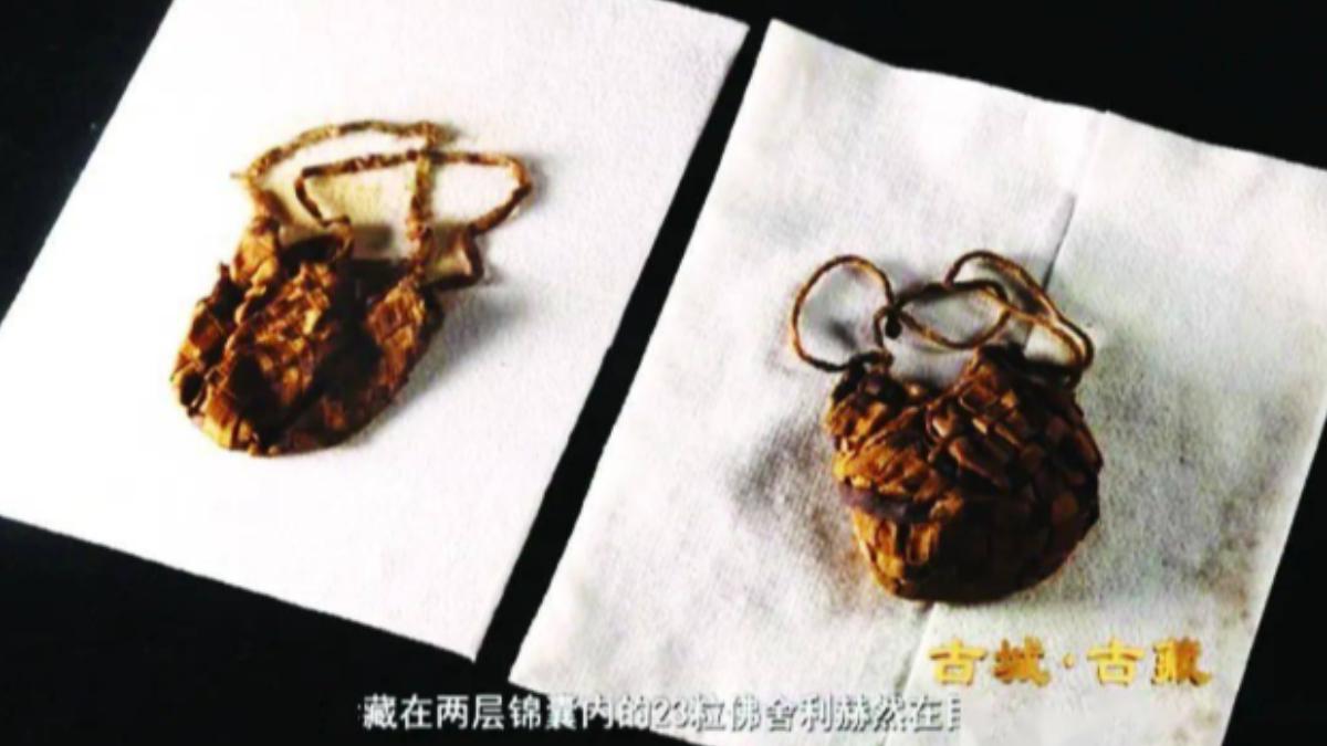 裡面放的原來是用2個錦囊包的23個舍利子。(圖/翻攝搜狐)