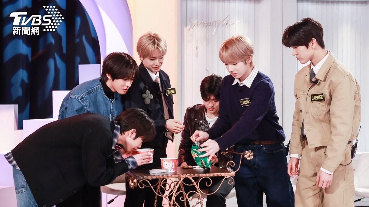 NCT WISH首次品嚐傳統甜點燒仙草與話題零嘴香菜餅乾。(圖/TVBS)