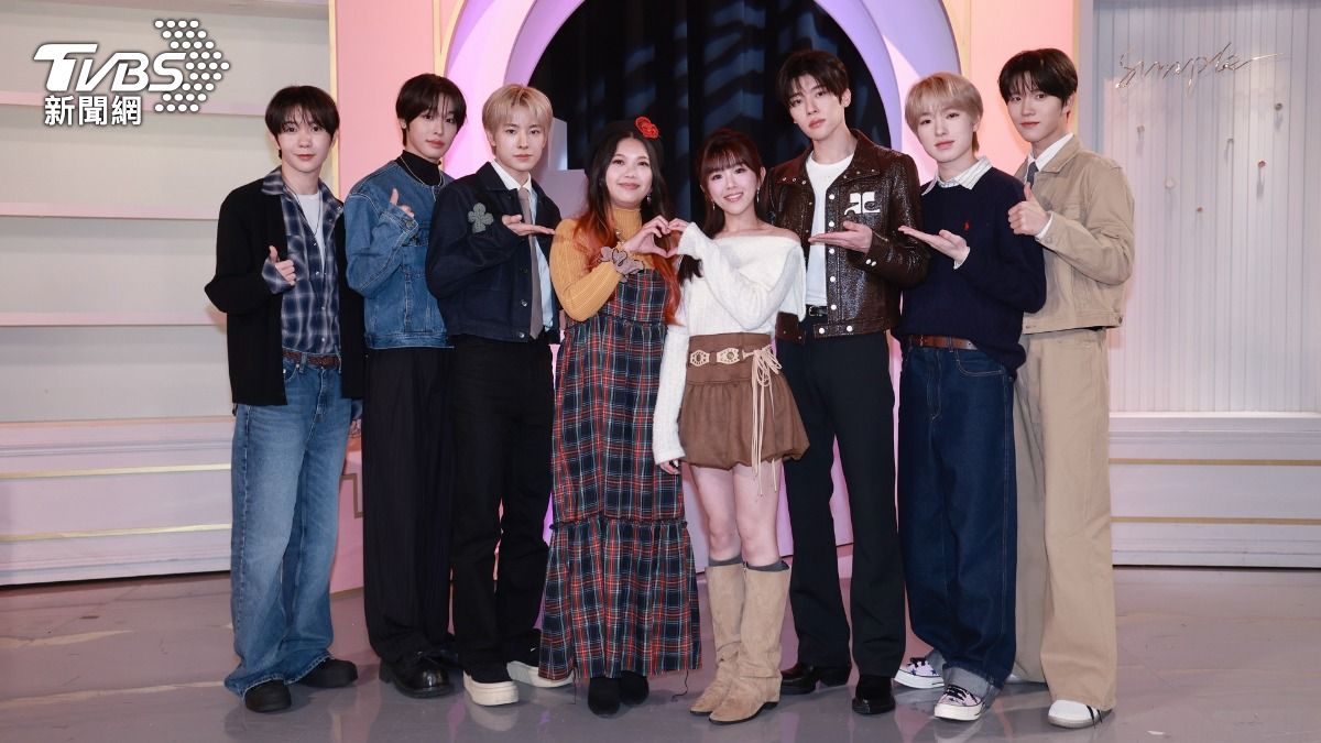 NCT WISH團員與主持人陳郁文(右4)與記者林坤緯(左4)合照。(圖/TVBS)