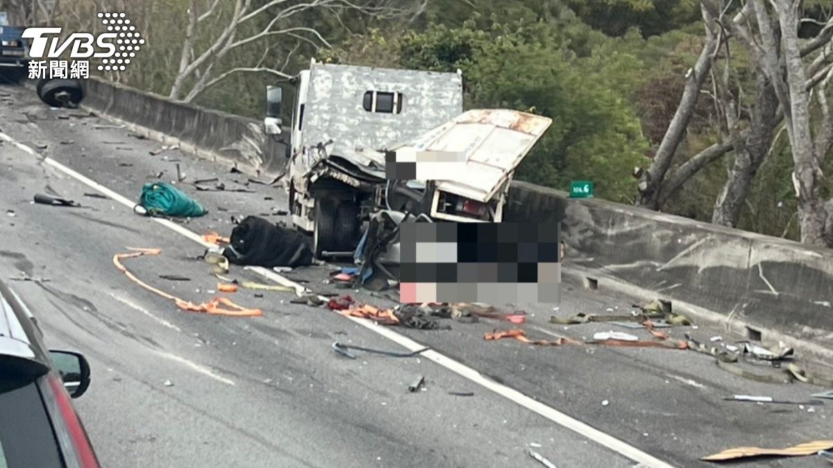 小貨車駕駛明顯死亡。（圖／TVBS）