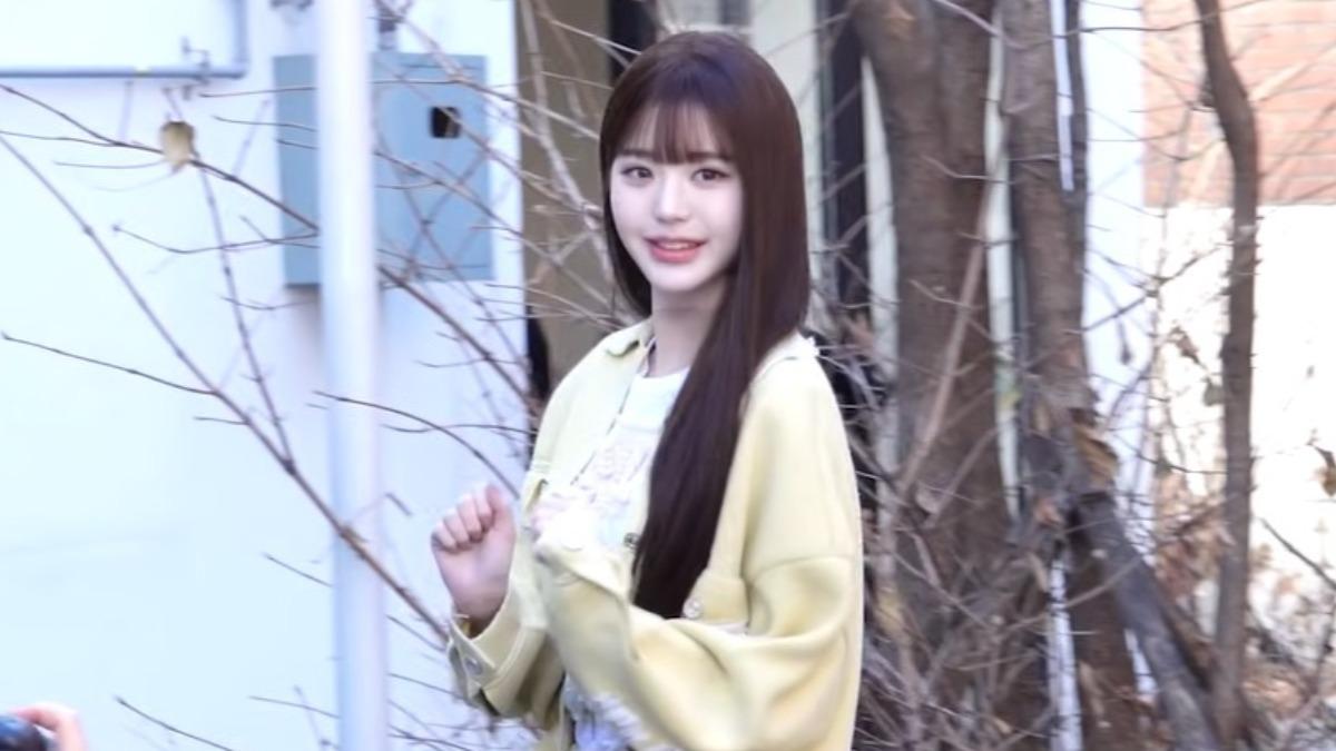 張員瑛聽到記者抱怨,尷尬轉身微笑。(圖/翻攝 YT @imbcenews)