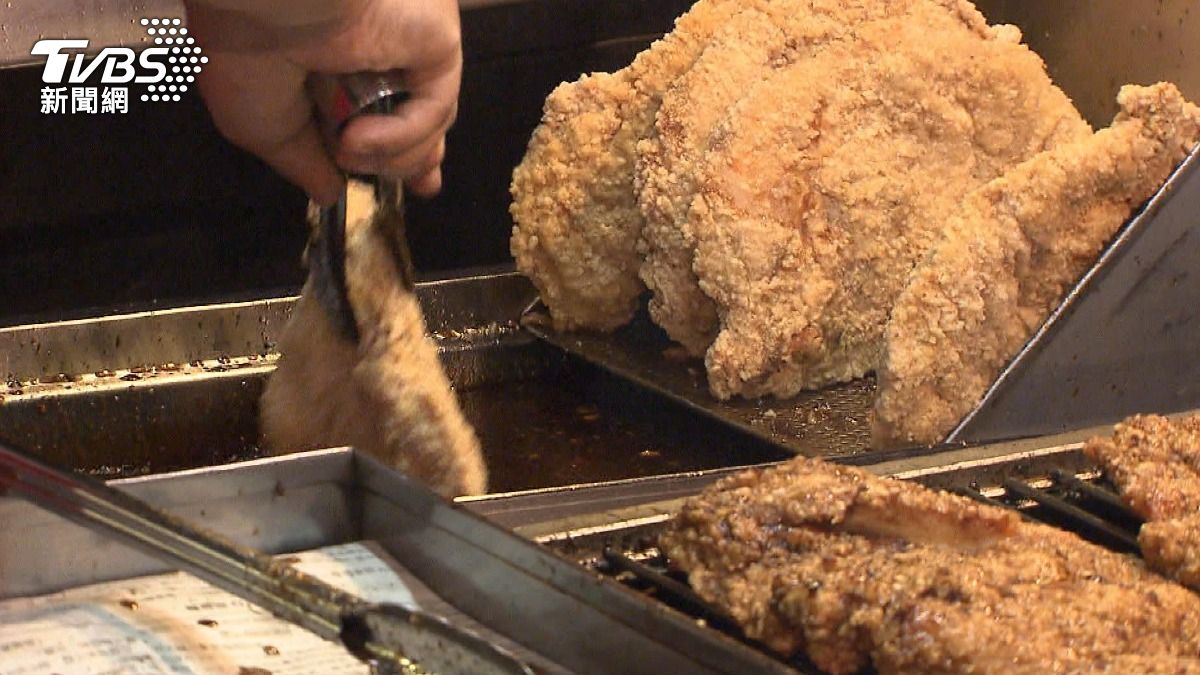 年輕人偏愛吃加工食品 醫師警告:罹腸癌風險增! (圖/TVBS)