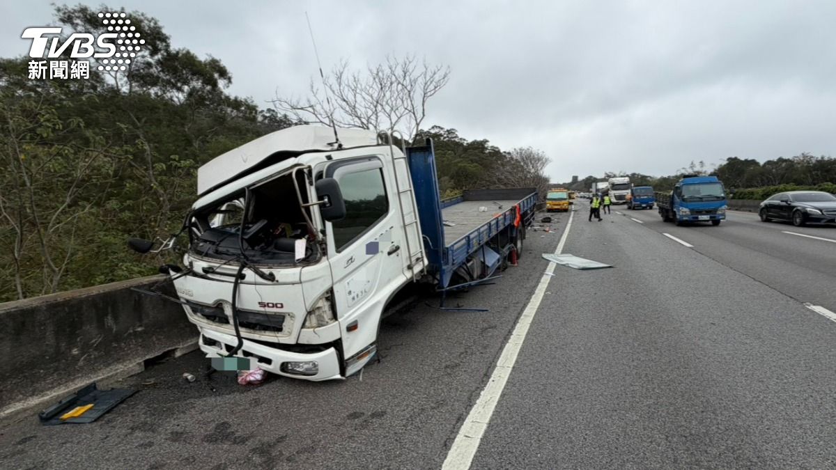 國道1號新竹縣寶山路段發生交通事故,造成1死1傷。(圖/TVBS)