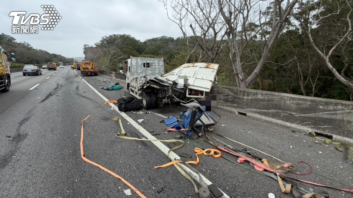 國道1號新竹縣寶山路段發生交通事故,造成1死1傷。(圖/TVBS)