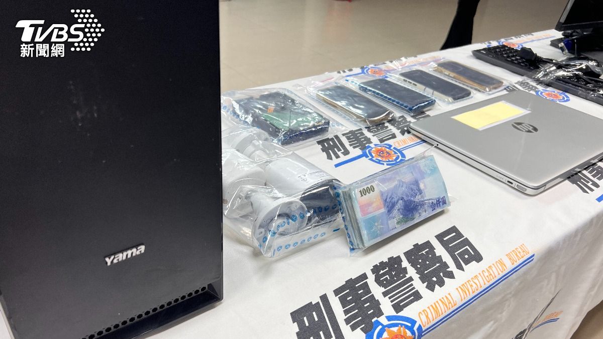 警方查扣相關證物。(圖/TVBS)