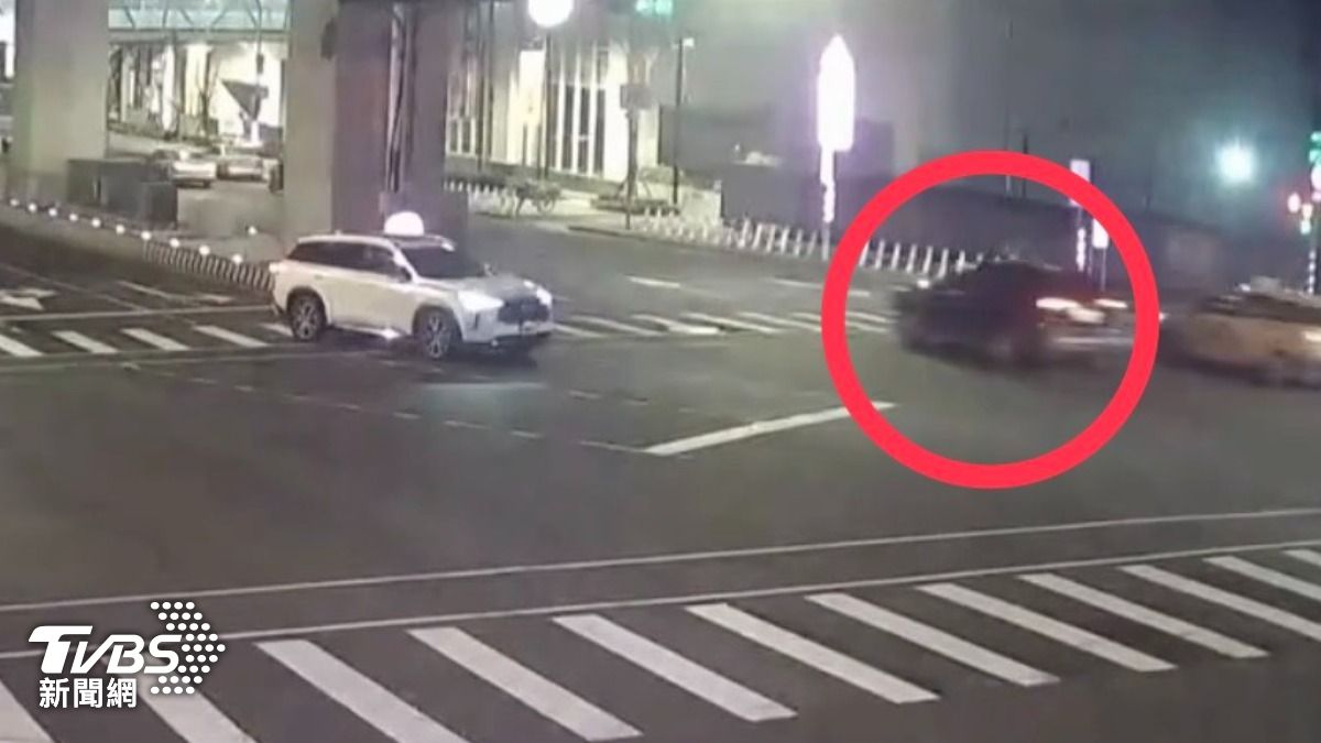 多元計程車上橋前畫面。（圖／TVBS）