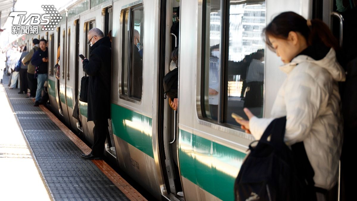 日本東京JR因為架線斷裂，導致部分列車一度停駛。（示意圖，與本事件無關／達志影像歐新社）