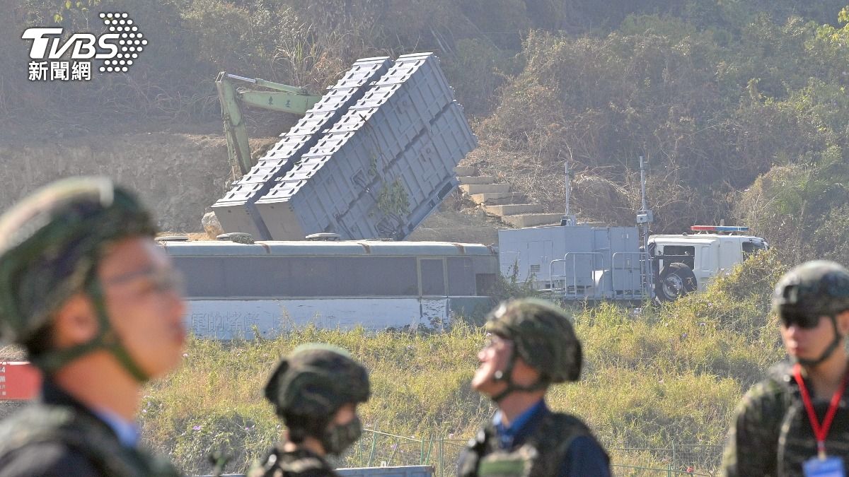 雄風飛彈發射車還偽裝在附近工地。(圖/胡瑞麒攝)