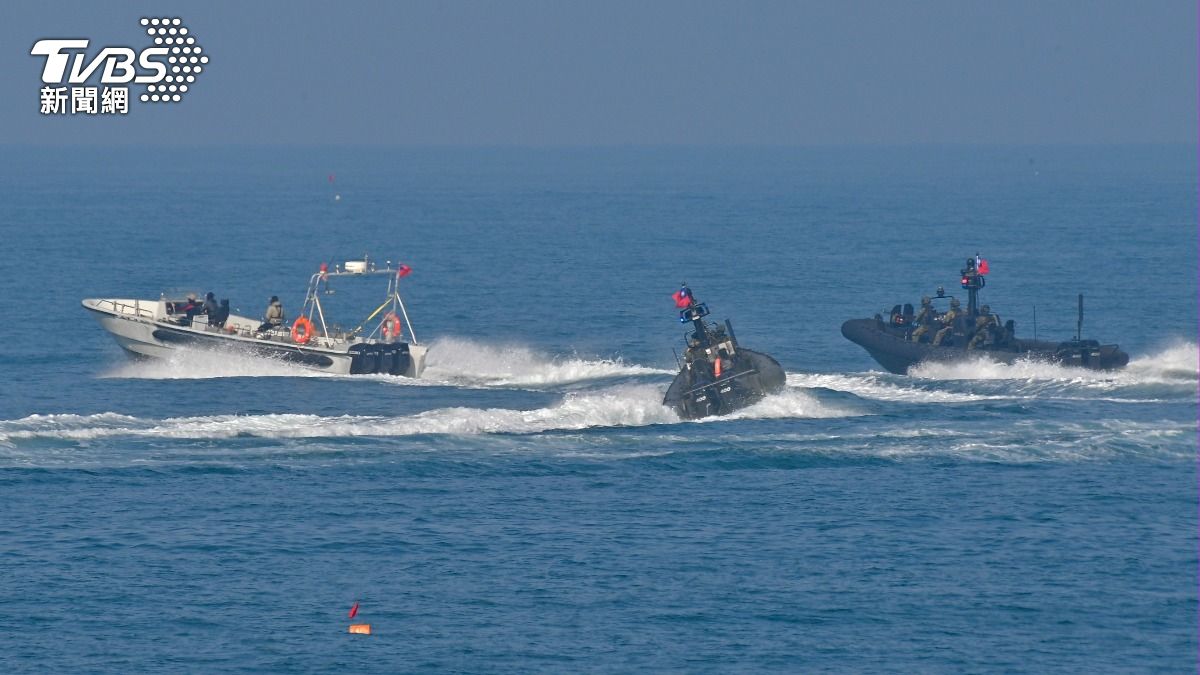 海軍陸戰隊以高速的M109特戰突擊艇攔截可疑船隻。(圖/胡瑞麒攝)