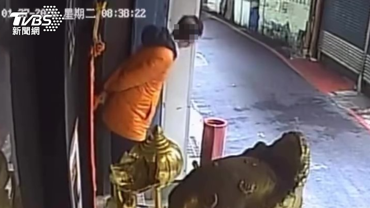 鄭男行為鬼祟，辯稱要介紹外甥認識。（圖／翻攝畫面）