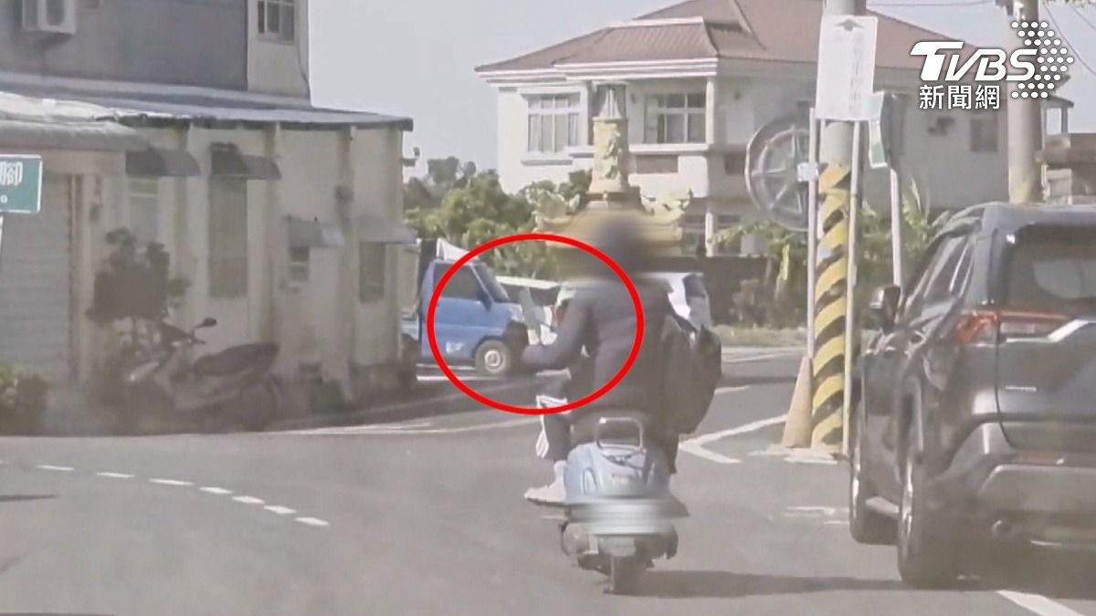 嘉義六腳鄉一名家長騎乘機車時,前方踏板載著小朋友,左手竟端著一台打開的筆電。(圖/TVBS)