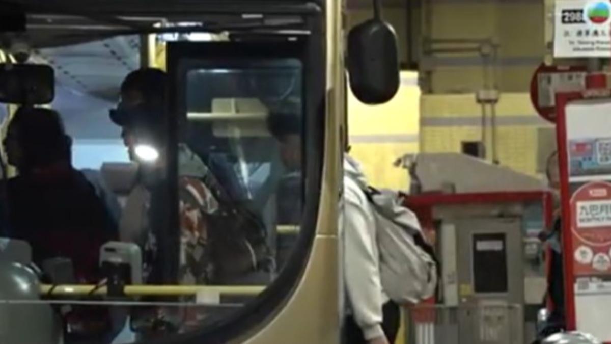 香港強制規定搭乘公車必須繫安全帶,引發爭議。(圖/TVB東張西望)