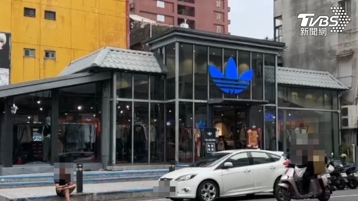 高雄新堀江指標性知名運動品牌愛迪達，遭詐騙集團盜圖冒名，聲稱要結束營業，專櫃上千元包款只賣185元，官方緊急在粉專澄清打假。（圖／TVBS）