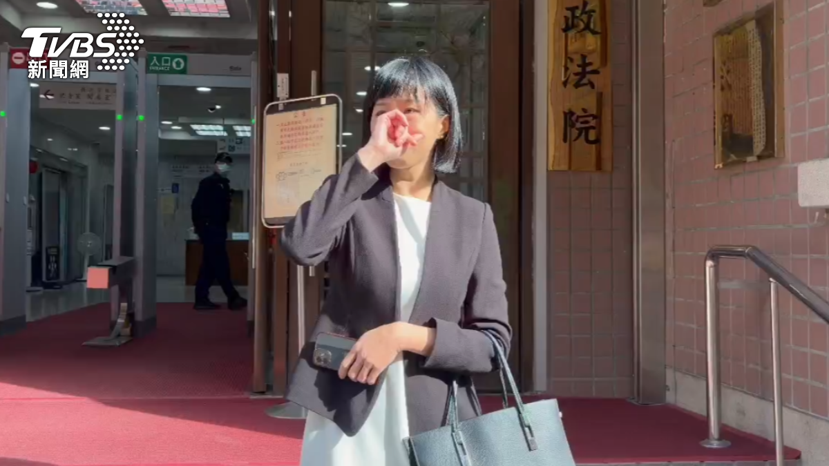 呂秋遠孩子的媽、律師林沄蓁聆判後哽咽。（圖／TVBS）
