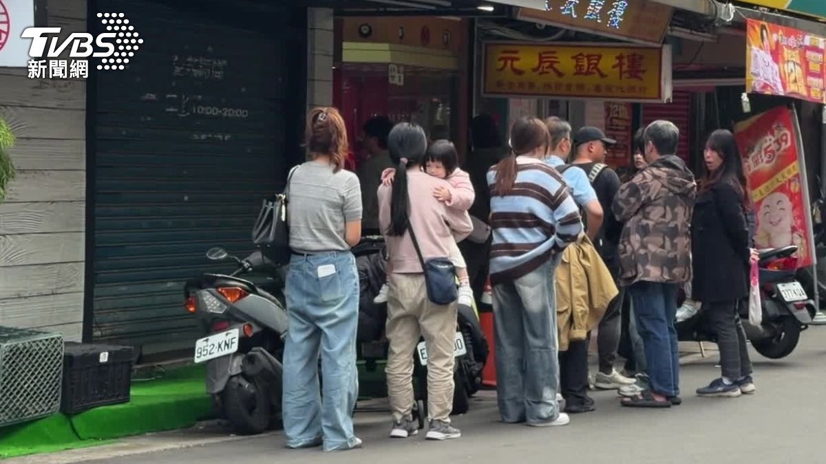 金價大跳水，北市銀樓外出現大批要買黃金的民眾。（圖／TVBS）