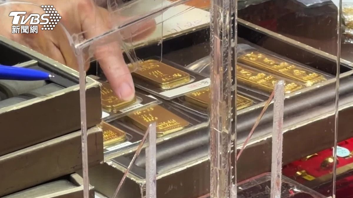 金價跌，不少民眾會選擇能保值的金條、金塊。（圖／TVBS）