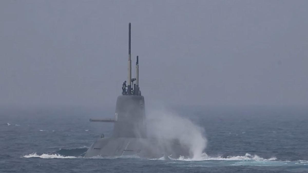 民眾拍下海鯤潛艦船尾出現「噴水」現象。專業人士指出,主要是使用高壓空氣,將來自主機與電機作動後的冷卻海水排放,代表機電系統運作正常。(圖/讀者提供)
