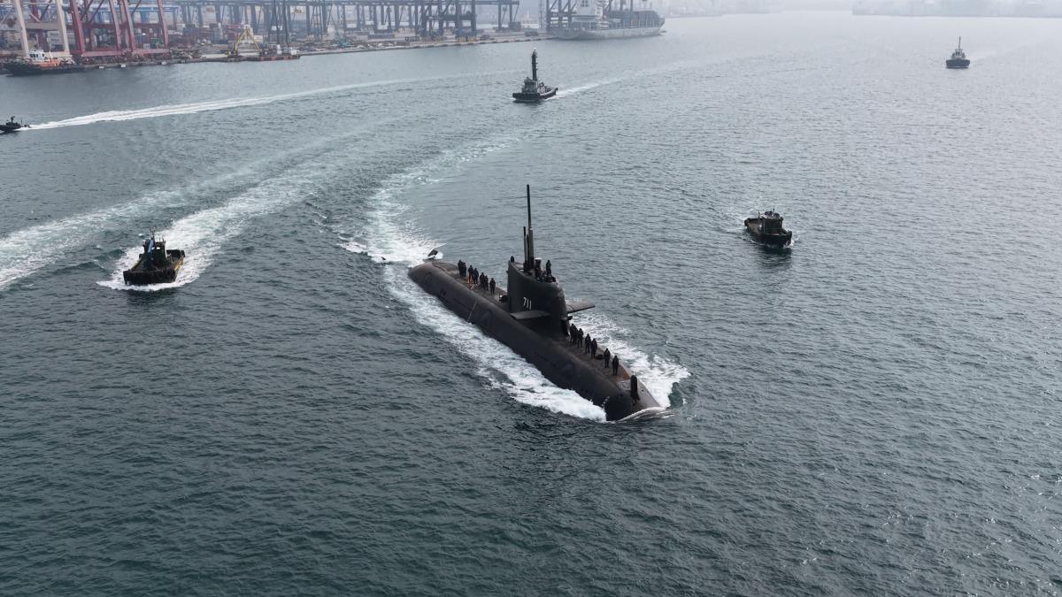 前海軍上校江炘杓分析,淺水潛航測試後續仍須在不同深度反覆測試,逐次檢驗船體承受海水壓力的應力狀況。每通過一個深度,確認無虞後才能再往下推進。因此距離真正的深潛測試,還需要時間。(圖/台船公司)