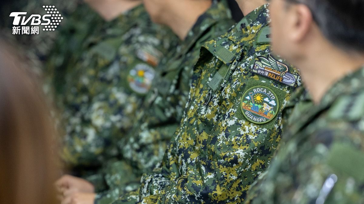 花防部官兵配戴專屬的鏟子超人臂章。(圖/總統府)