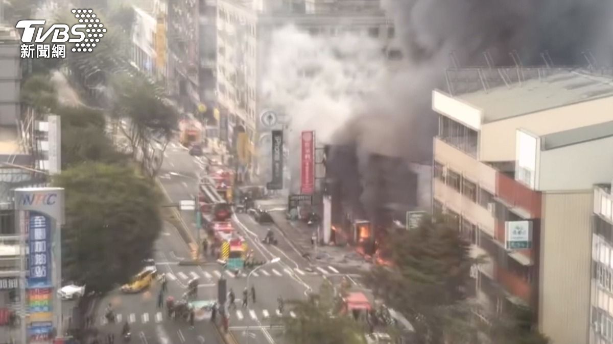 台中北屯9店面陷火海!上百名警消打火2小時(圖/廖姓民眾提供)