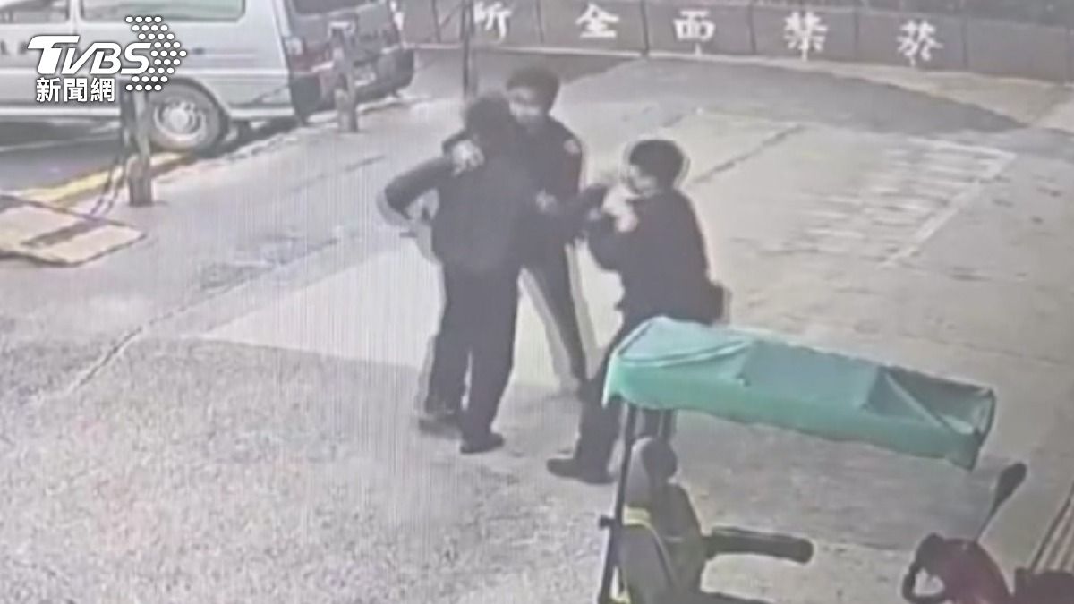 酒醉男急診室動粗！警方到場將人壓制(圖／院方提供)